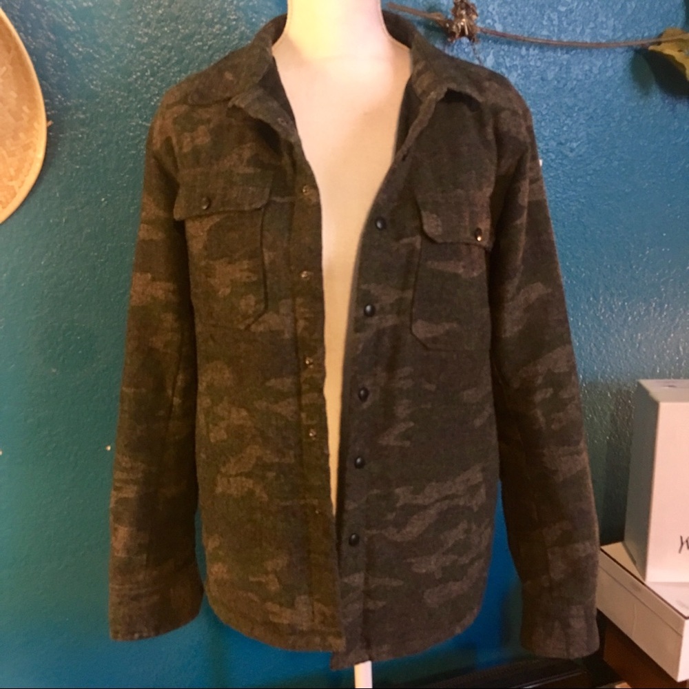 Camo snap up jacket with quilted lining small
